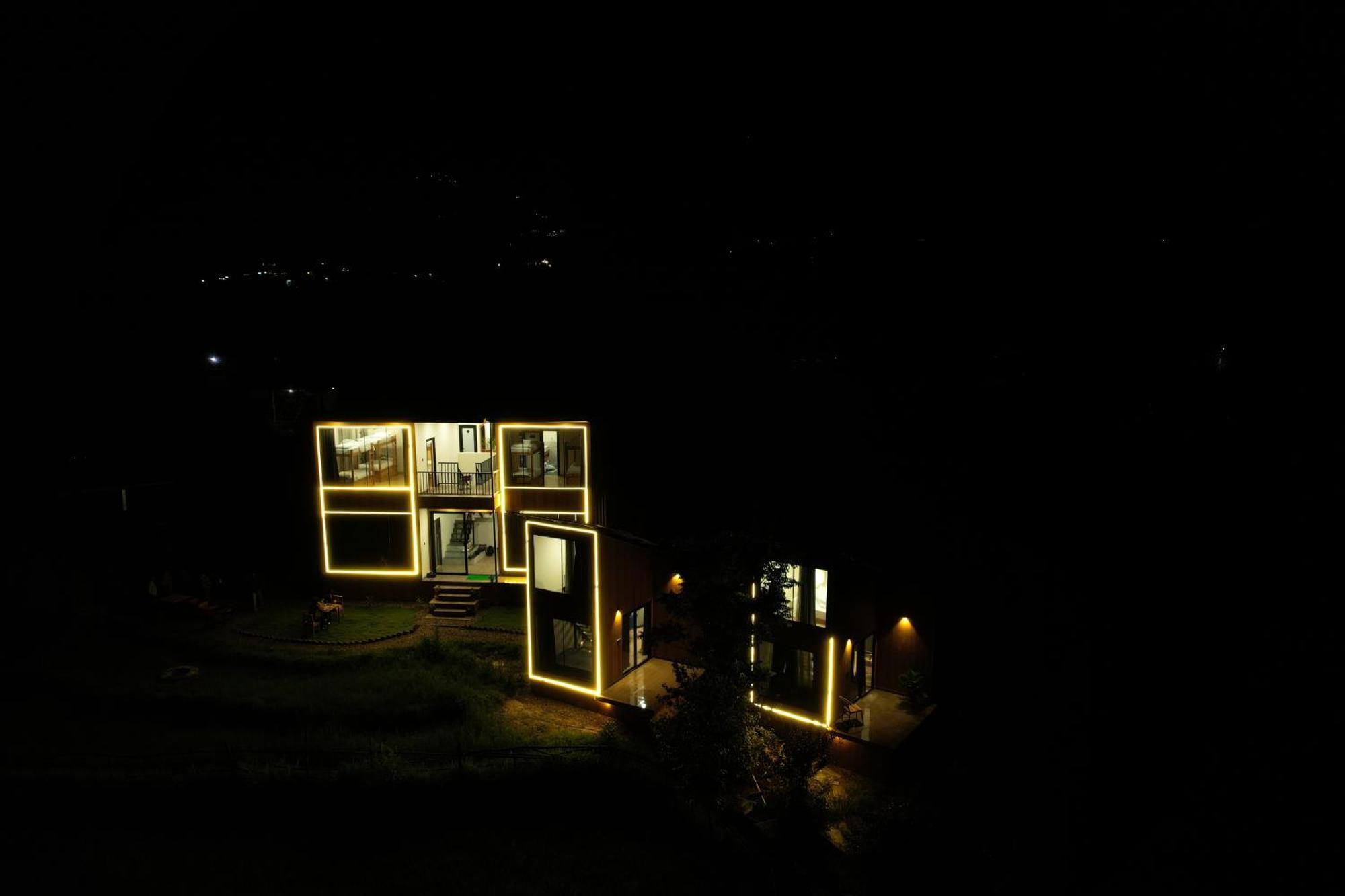 The Solace Bir Luaran gambar